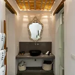 Numa Santorini *